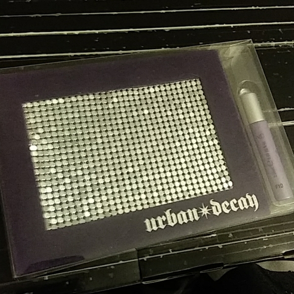 💜Urban Decay Sadow Box w/ Box + Primer!! - Picture 2 of 7